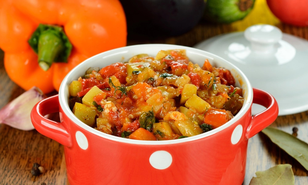 alt:  Các bước sơ chế nguyên liệu cho món kho chay thập cẩm, bao gồm rửa sạch, gọt vỏ, cắt rau củ thành miếng vừa ăn, và chiên đậu hũ.