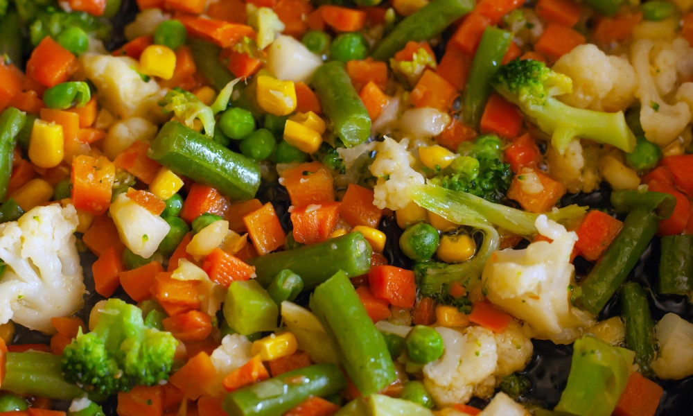 alt: Hình ảnh cận cảnh món kho chay thập cẩm, nổi bật các nguyên liệu như đậu hũ, cà rốt, và các loại rau củ khác, thể hiện sự phong phú dinh dưỡng.