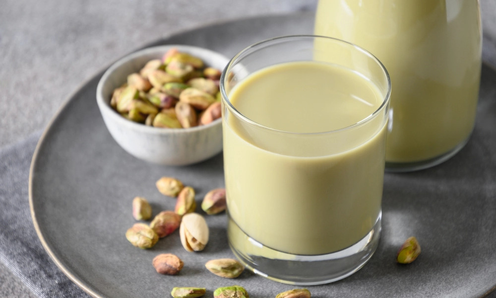 Alt: Ly sữa hạt dẻ cười yến mạch đã hoàn thành, được rót ra ly thủy tinh, sẵn sàng để thưởng thức, thể hiện sự thơm ngon và bổ dưỡng của thức uống.