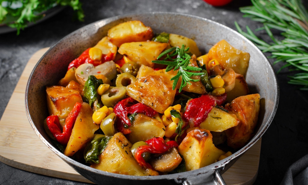 alt: Món kho chay thập cẩm đầy màu sắc, hấp dẫn với đậu hũ, cà rốt, khổ qua và nhiều loại rau củ khác.