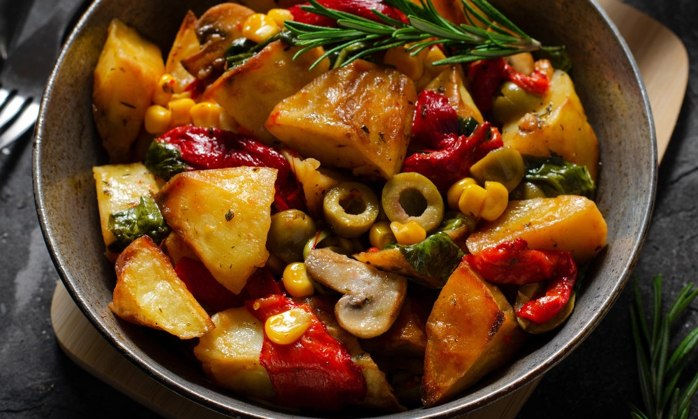 alt: Món kho chay thập cẩm được trình bày đẹp mắt, hấp dẫn, với màu sắc tươi sáng của rau củ, nhấn mạnh lợi ích sức khỏe từ món ăn.