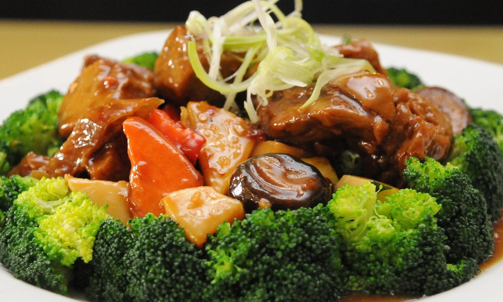 alt: Món kho chay thập cẩm hoàn chỉnh, thơm ngon, hấp dẫn, được trình bày trên đĩa, sẵn sàng thưởng thức cùng cơm trắng.