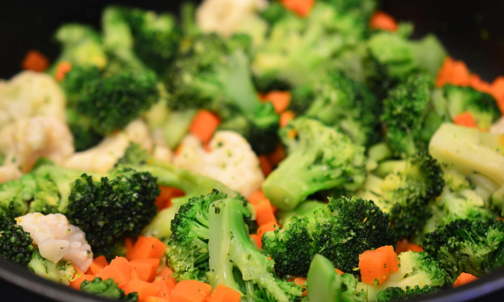 alt: Nguyên liệu làm món kho chay thập cẩm được sắp xếp gọn gàng, bao gồm đậu hũ, rau củ tươi, nấm, gia vị chay, sẵn sàng cho bước chế biến.