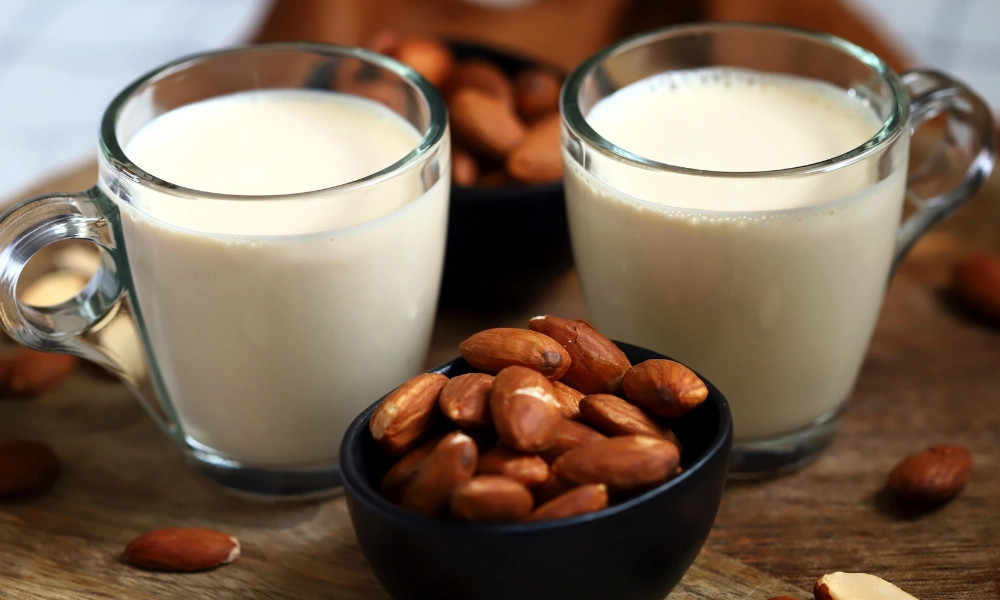 alt text: Sữa đậu đen hạnh nhân hạt gai dầu