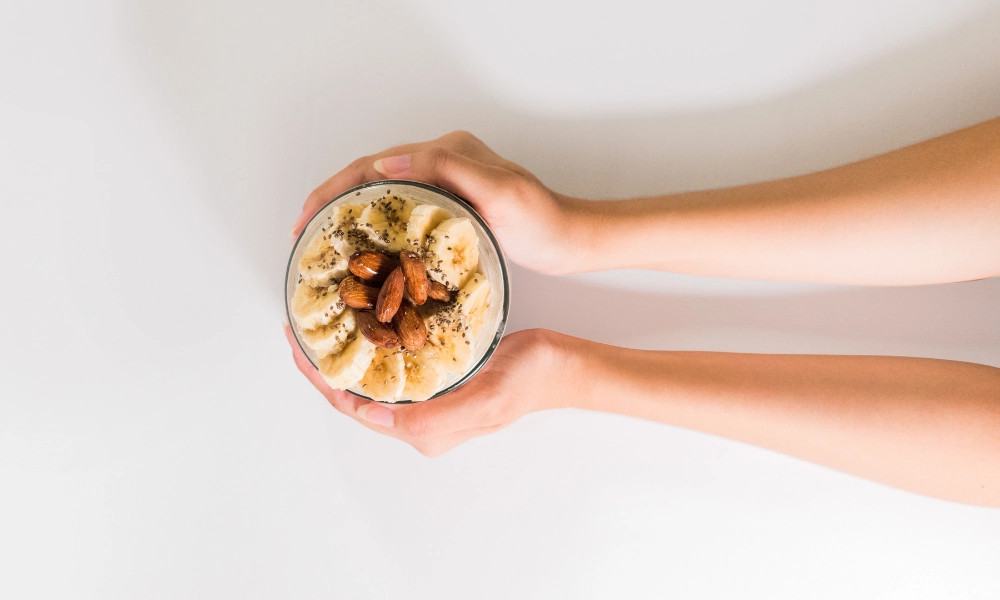 Alt text: Sữa hạnh nhân yến mạch chuối bổ dưỡng