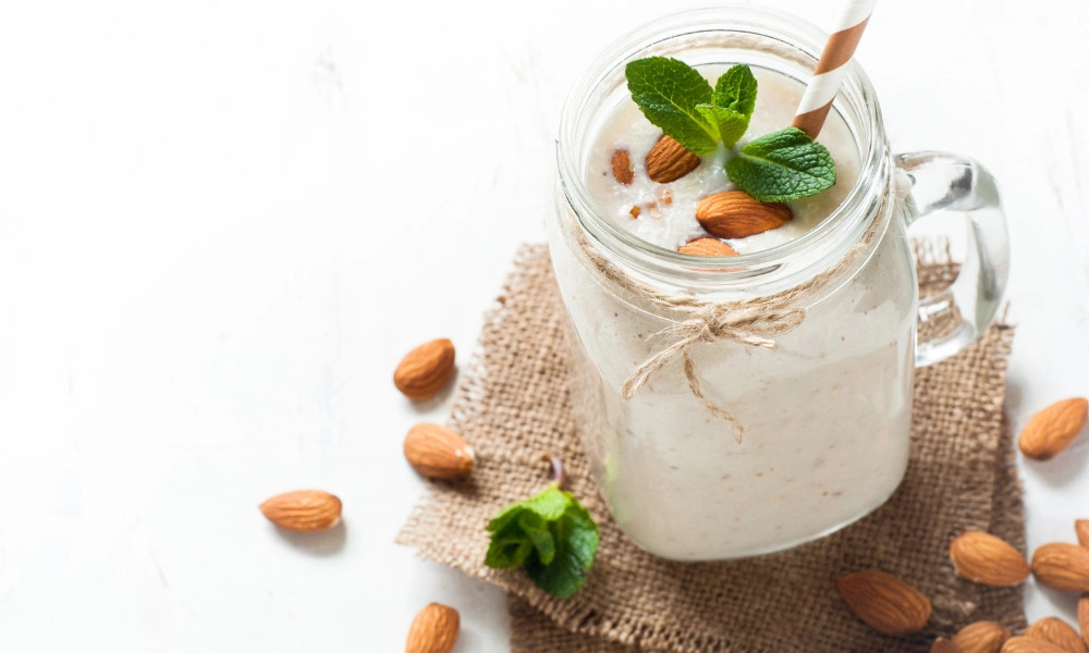 alt text: Sữa hạt óc chó hạnh nhân