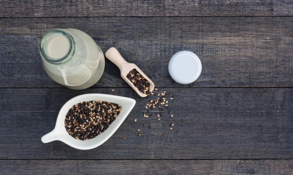 Cách làm sữa hạt sen mè đen bằng máy