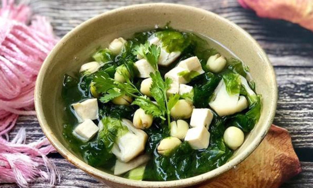 Canh bổ máu cho bé - canh rong biển hạt sen