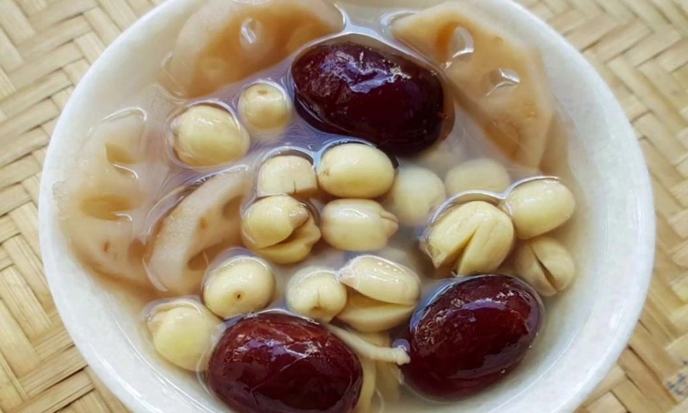 canh bổ máu cho bé - củ sen hầm táo đỏ