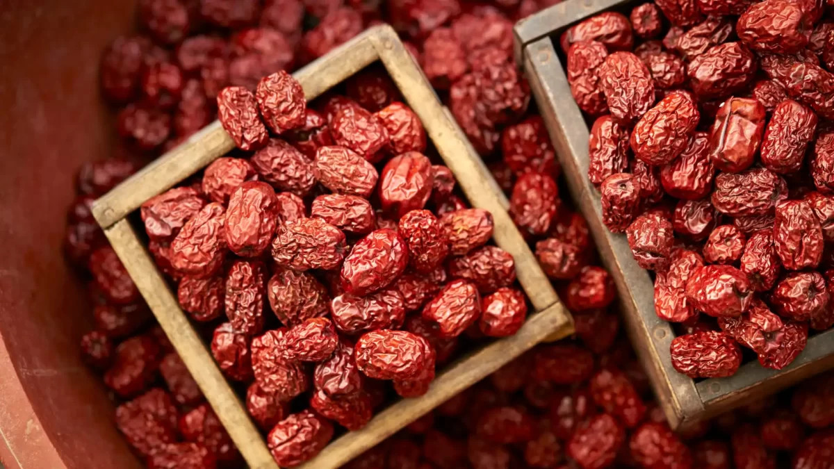 Mô tả ảnh: Hình ảnh một đĩa rau củ quả tươi ngon, giàu chất sắt, như rau bina, đậu, và các loại hạt. Alt text: Thực phẩm giàu chất sắt giúp ngăn ngừa thiếu máu