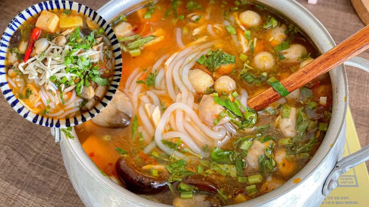 Nấu nước dùng bánh canh chay