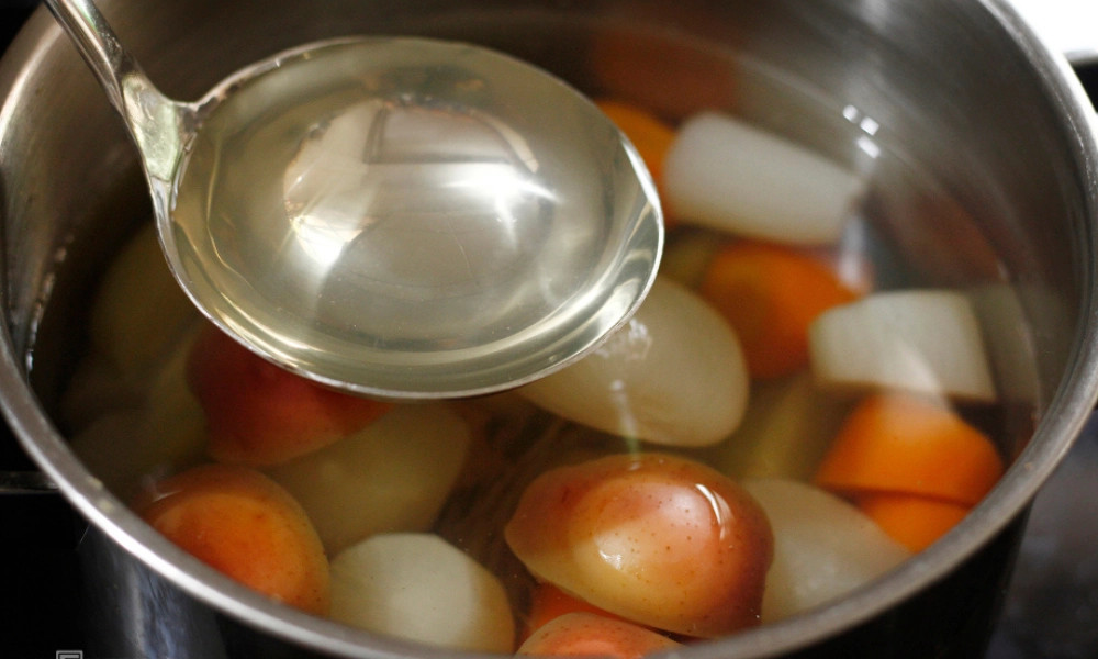 Nấu nước dùng bún bò Huế chay