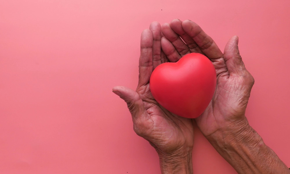 Người già đang uống trà thảo mộc