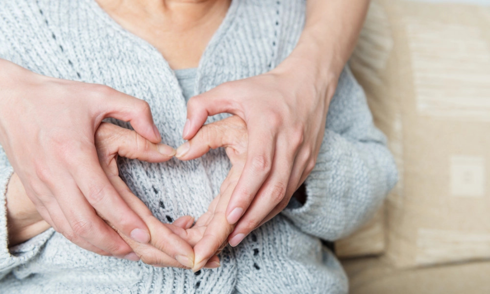 Người già xoa bóp chân