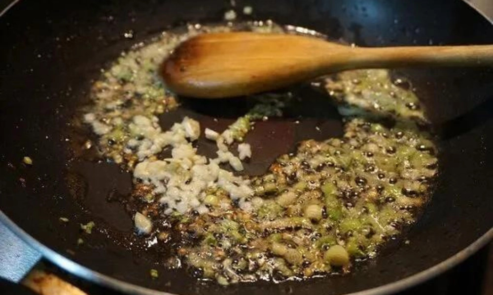 Phi thơm gia vị làm bún bò Huế chay