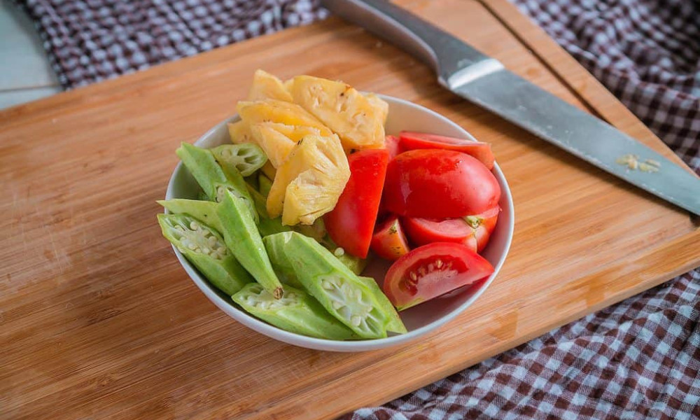 Sơ chế nguyên liệu nấu canh chua chay