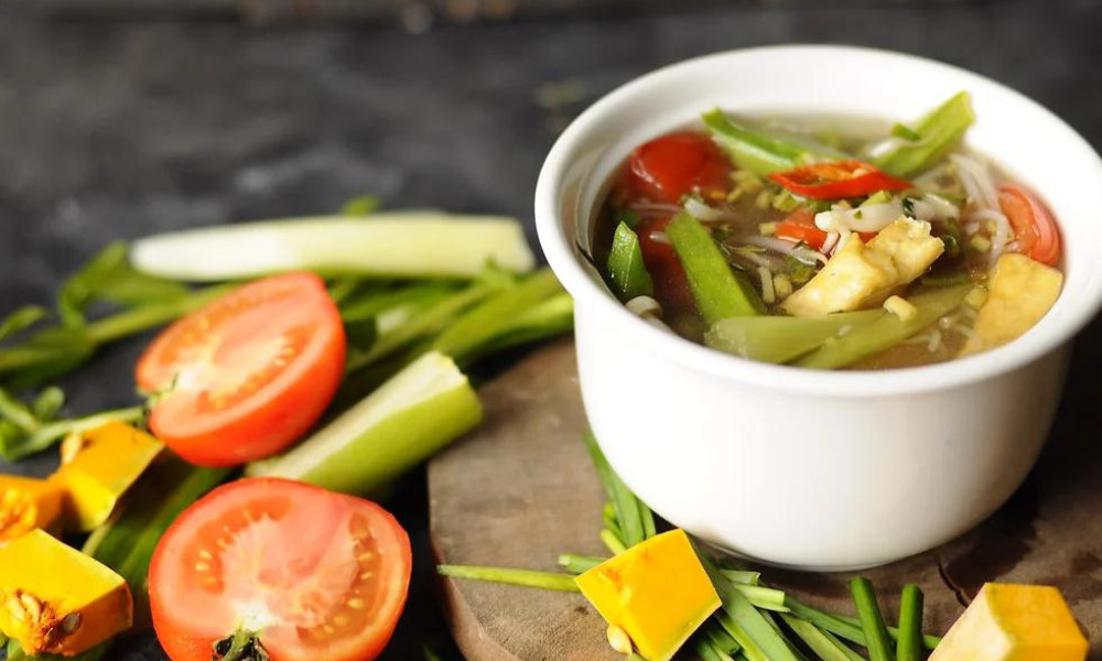 Thành phẩm canh chua chay cùng bạc hà đơn giản và ngon