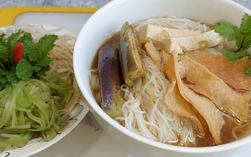 Thưởng thức bún mắm chay