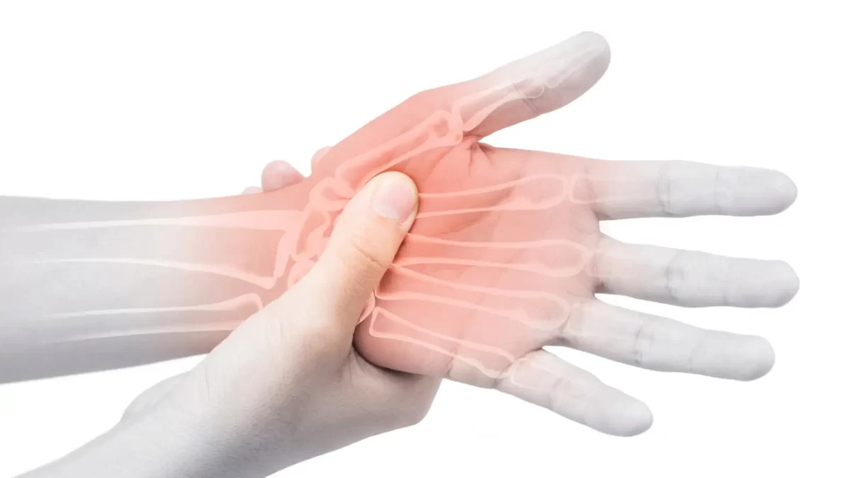 triệu chứng bổ biến của thiếu canxi là loãng xương